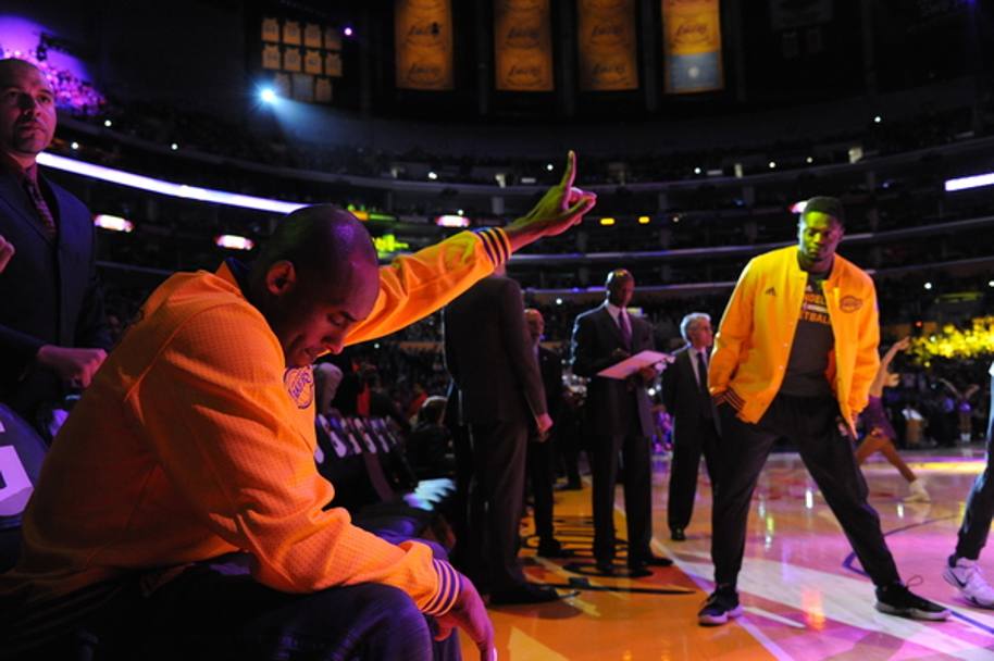 2016 Kobe Bryant ha annunciato il suo ritiro. Nella foto saluta i fan prima della partita contro i Miami Heats (Nba/Getty)